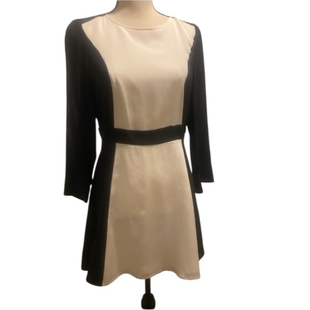 Marc Jacob’s Women’s Short Black Cream Long Sleeve Classic Dress size 6